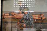 Representação de uma cena de tortura com centopéias, Tuol Sleng, em Phnom Penh, Camboja.