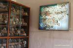 Exposição de crânios de vítimas do genocídio, Tuol Sleng, em Phnom Penh, Camboja.