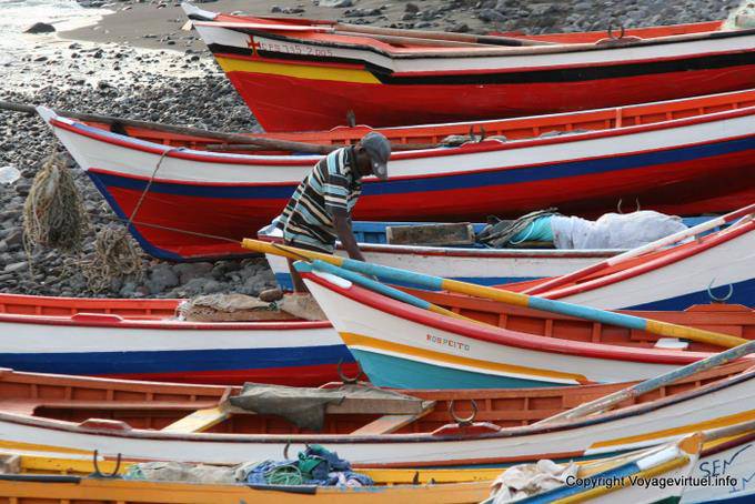 Santiago, Puerto Gouveia, barcos coloridos - Cabo Verde