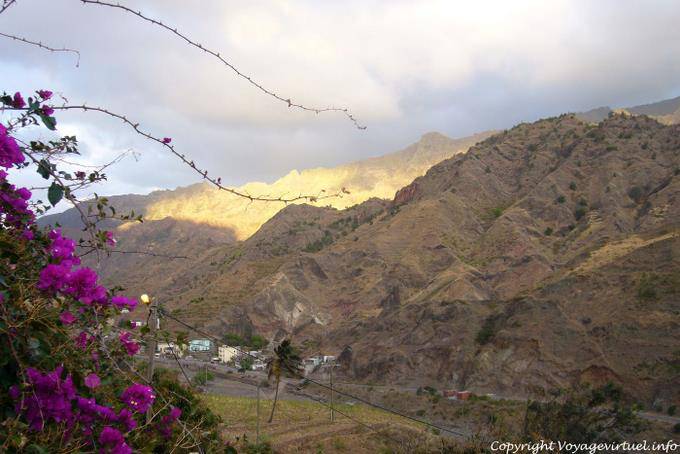 São Antão, Pedracin, buganvílias para o Vale - Cabo Verde