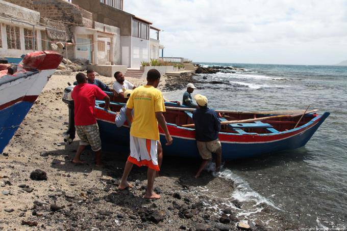 São Vicente, Calhau, a subida de barco - Cabo Verde
