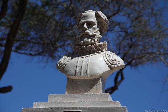 São Vicente, praca Amilcar Cabral, Mindelo, um outro busto - Cabo Verde