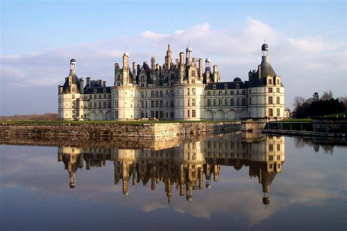 Vista geral do castelo de Chambord, França.