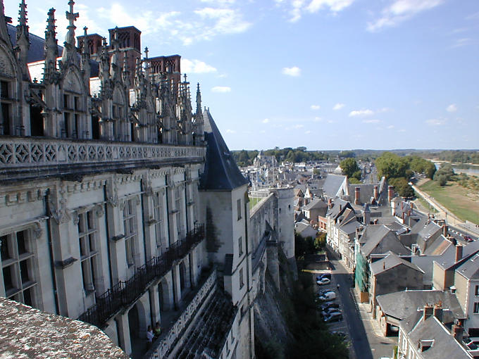 Vista na rue d'Amboise do castelo, França.