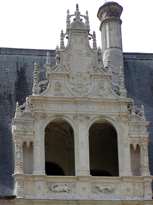 Colunas, pilastras, entablamentos, conchas e medalhões, Azay-le-Rideau, França.