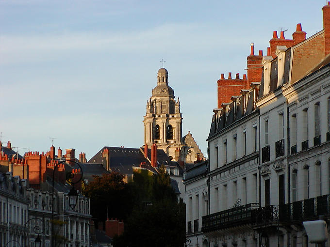 Cidade alta torre da Catedral Renaissance St. Louis, Blois, França.