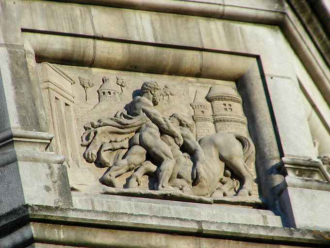 Hercules mata o Eurytion centauro, Chateau de Blois, França.
