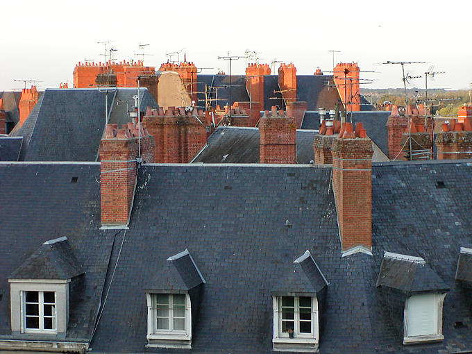 Telhados e chaminés, Blois, França.