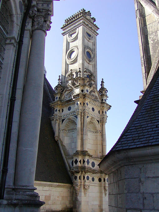 Decorações e ardósia lareira ao redor, Château de Chambord, França.