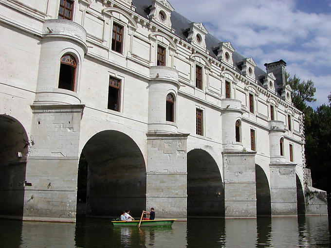 Barco Diane sob os arcos, Chenonceau, França.