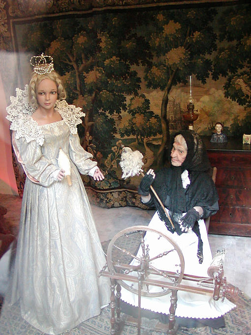 Belle vai despertar a roda girando e adormecer cem anos, Castelo de Ussé, França.
