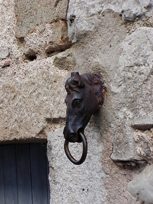 Cavalo atribui a uma parede, Vézelay, França.