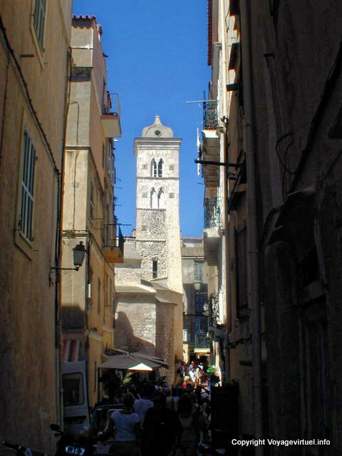 Rua de frente para a torre, Bonifacio, Corsica