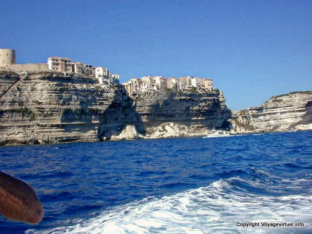 Bonifacio, no sopé das falésias, Corsica