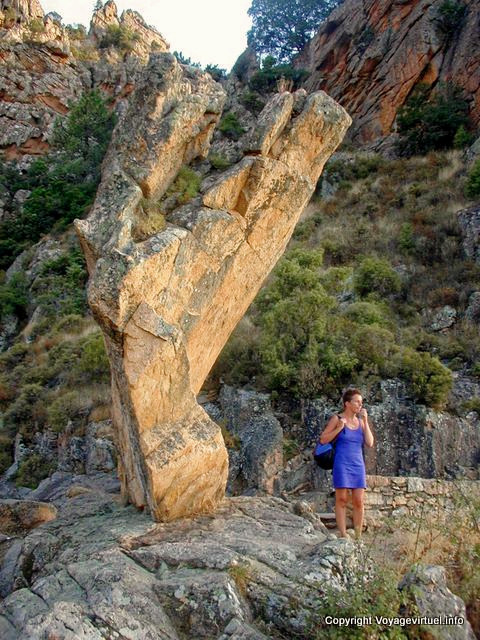 Ao pé da angras rochosas estranhas de Piana, Corsica