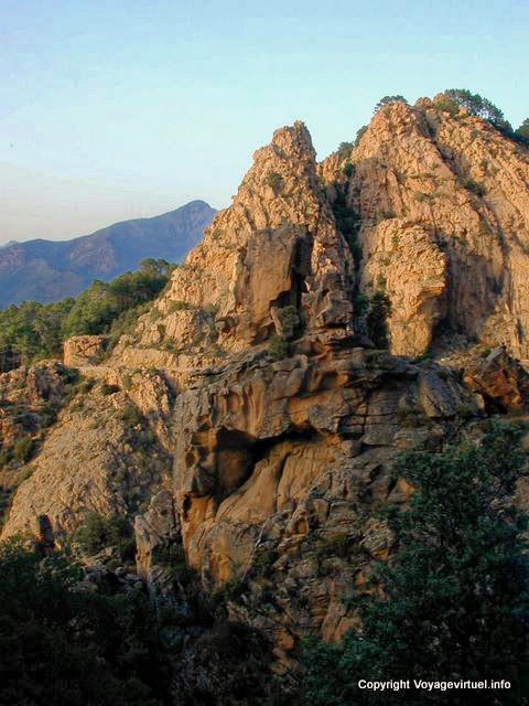 Roche atormentado angras de Piana, Corsica