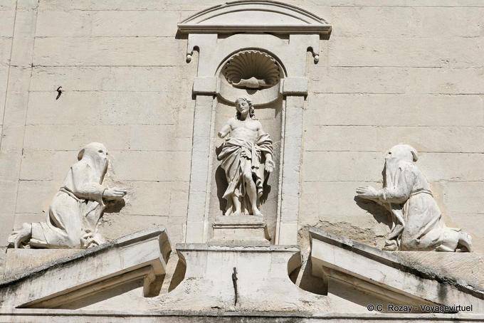 Penitentes pedra na fachada da capela do Penitentes Brancos, Avignon, Provença, França