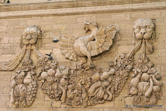 Esculturas na frente direita do Mint, Avignon, Provença, França