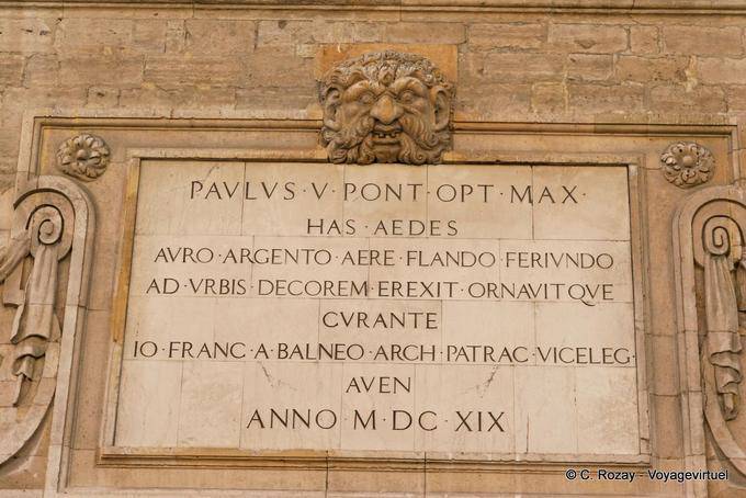 Avignon, Mint, placa de mármore branco com a inscrição em latim que diz que é dedicado ao Papa Paulo V, Provença, França