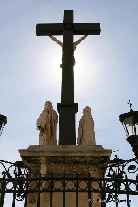 Sun de frente para a vista traseira cruz, Notre Dame des Doms, Avignon, Provença, França