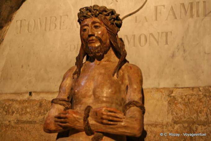 Escultura de madeira de Cristo antes de um túmulo da família, Notre Dame des Doms, Avignon, Provença, França