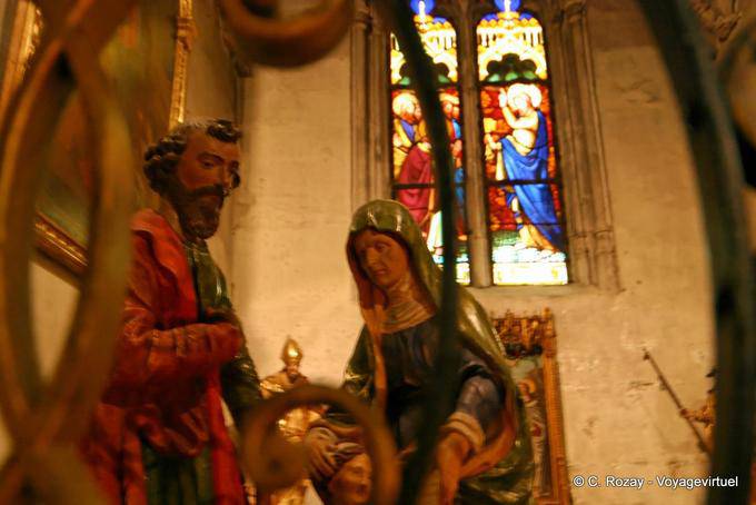 Estátuas e vitral na Capela da Ressurreição, Metropolis Notre Dame des Doms, Avignon, Provença, França