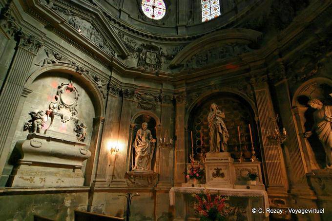 Capela com uma estátua da Virgem Maria, esculpida em 1838 por James Pradier, Notre Dame des Doms, Avignon, Provença, França