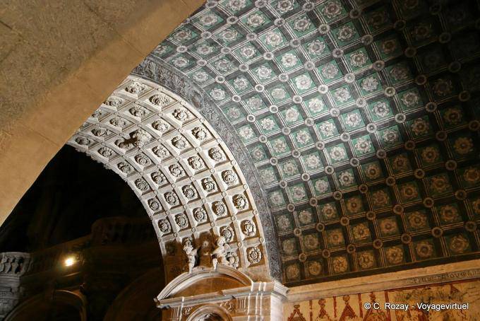 O arco entre a nave e narthex da Notre-Dame des Doms, Avignon, Provença, França