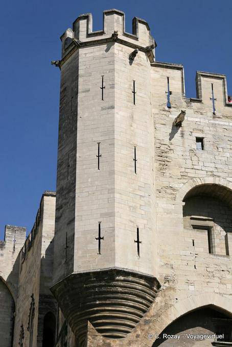 Torre ângulo close-up com suas gárgulas, Palais des Papes, em Avignon, Provença, França