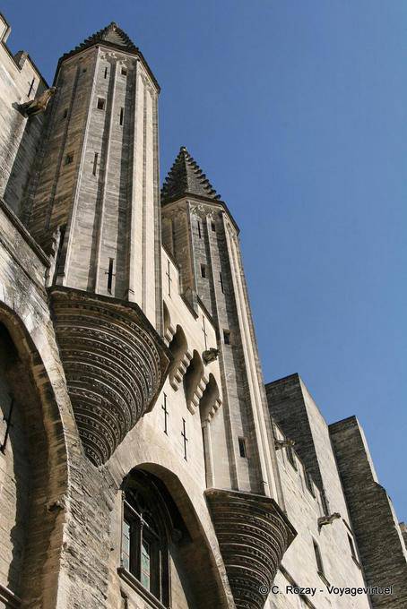 As duas torres acima da porta de Champeaux, Palais des Papes, em Avignon, Provença, França