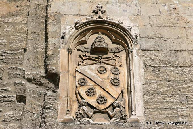 O brasão de armas de Clemente VI acima da porta de Champeaux, Palais des Papes, em Avignon, Provença, França