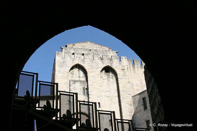 Modernismo à sombra do Palácio gótico dos Papas, em Avignon, Provença, França