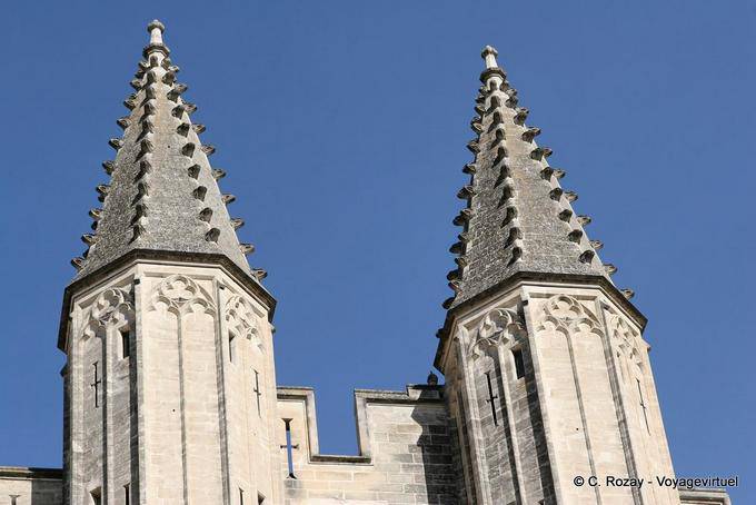 Detalhe da parte superior das torres da fachada principal do Palácio, Avignon, Palais des Papes, Provença, França