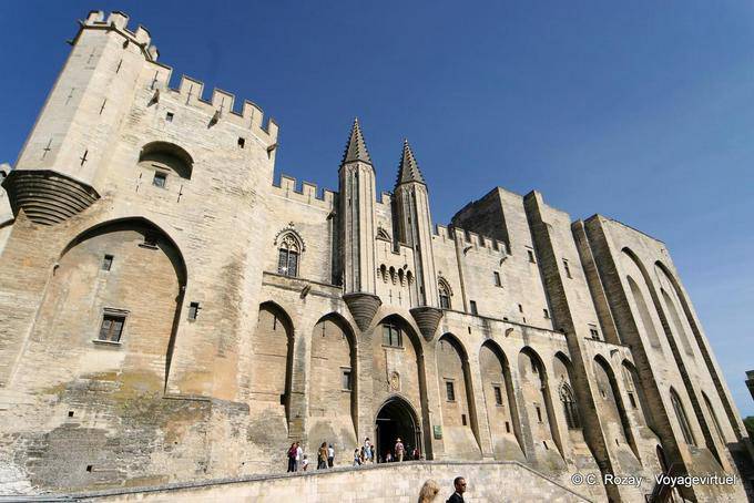 O ângulo de New Palace torre para torre do Gache, Palais des Papes, em Avignon, Provença, França