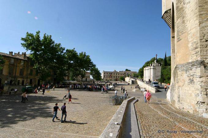 Avignon, Praça do Palácio, vista a partir do pé da torre Angle, Provença, França