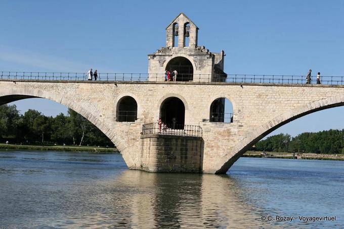 Ponte de Avignon, no segundo arco é construído St. Benezet capela, e acima, St. Nicolas Chapel, Provença, França