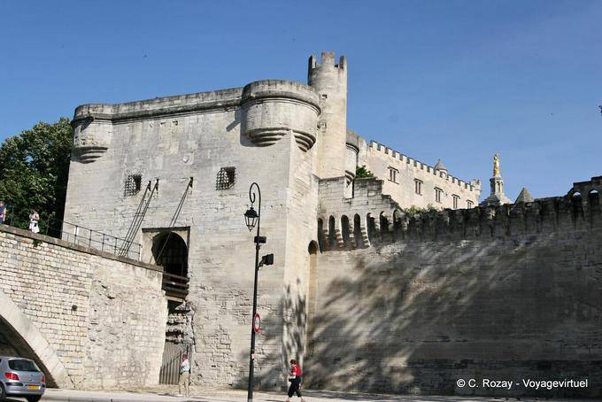 Fortificações e ponte levadiça na entrada da cidade, Saint-Benezet Bridge, Avignon, Provença, França