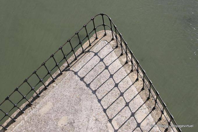 Base triangular de um arco de frente para o atual do Rhone, Saint-Benezet Bridge, Avignon, Provença, França