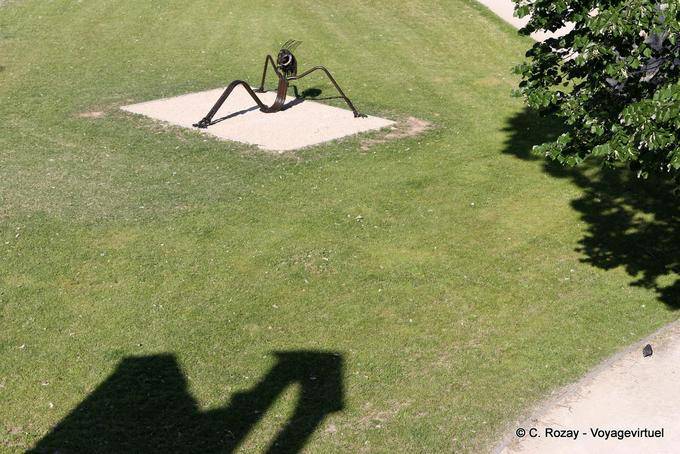 Avignon, escultura de metal no parque perto da ponte de St. Benezet, Provença, França