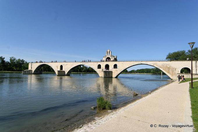 Os arcos da Pont d'Avignon, a partir do cais, Provença, França