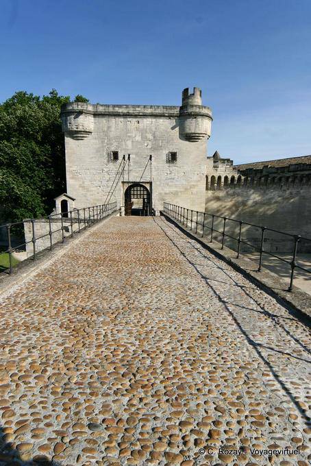 Pequenas pedras de pavimentação da ponte Avignon e torre Châtelet, Provença, França