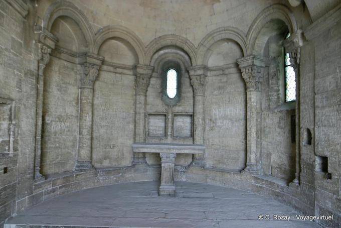 No interior da capela românica de menor St. Benezet Bridge, Avignon, Provença, França