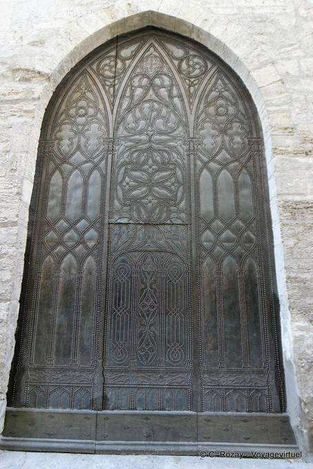 Vidro manchado velho, exterior vista, Avignon, Provença, França