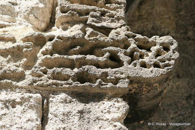 Os estragos do tempo nas fortificações de pedra, Avignon, Provença, França