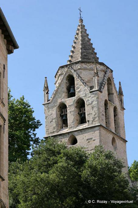 Torre sineira da igreja de Saint Didier, Avignon, Provença, França