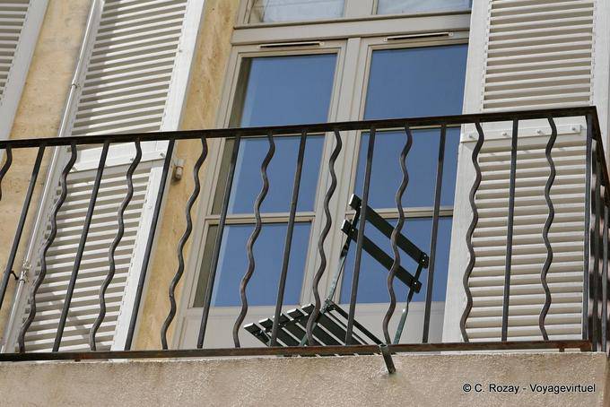 Cadeira em uma varanda de ferro forjado, Avignon, Provença, França