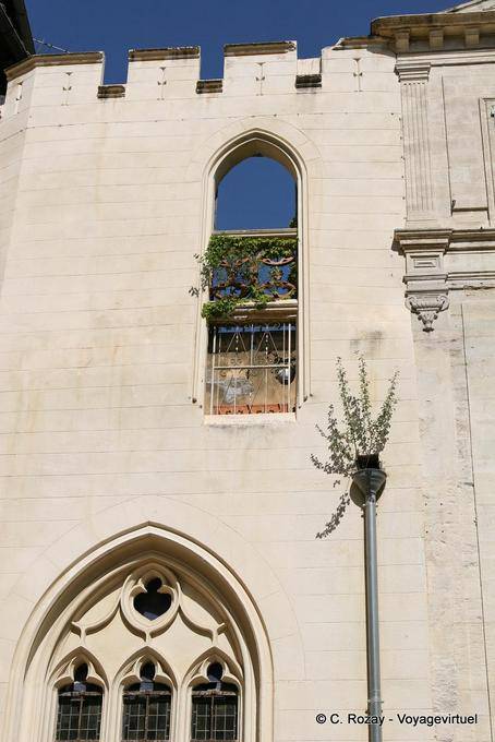 Janela para o céu, branco Penitentes capela construída em 1500, Avignon, Provença, França