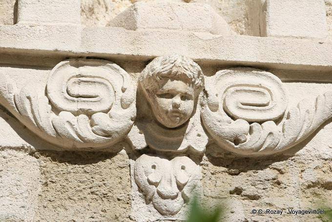 Anjo esculpida na fachada da Capela Branca Penitentes, Avignon, Provença, França