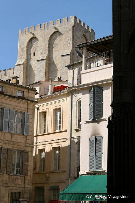 Casas no pé da St. Lawrence rodada Peyrollerie rua Avignon, Provença, França