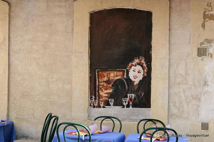 Pintura decoram as ruas de Mons em quantidade para o palácio em Avignon, Provença, França